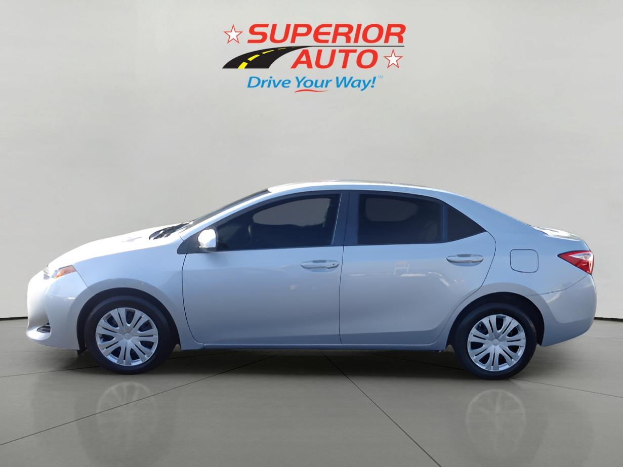 2017 Toyota Corolla LE photo 3