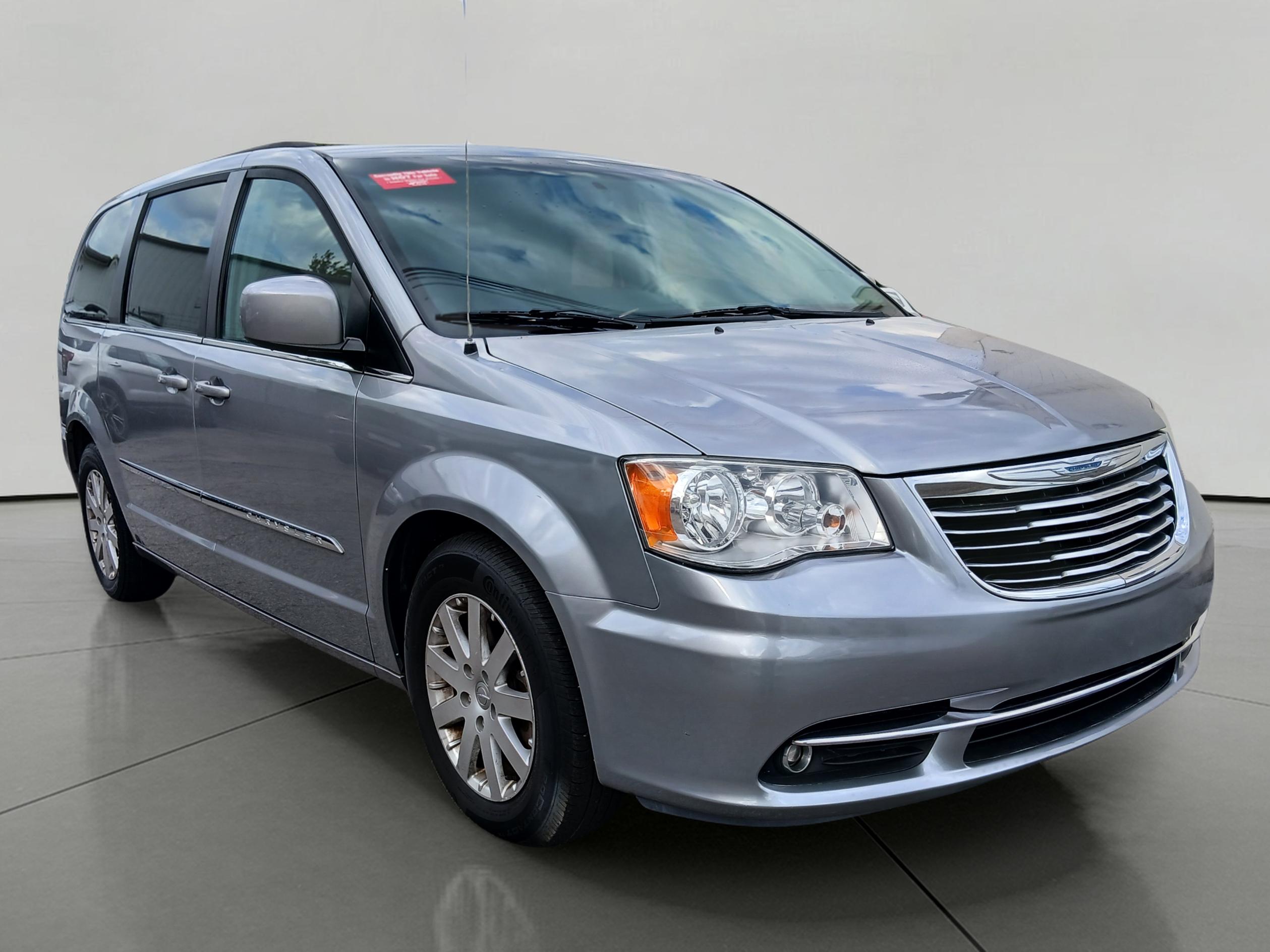 2015 Chrysler Town & Country Touring photo 2