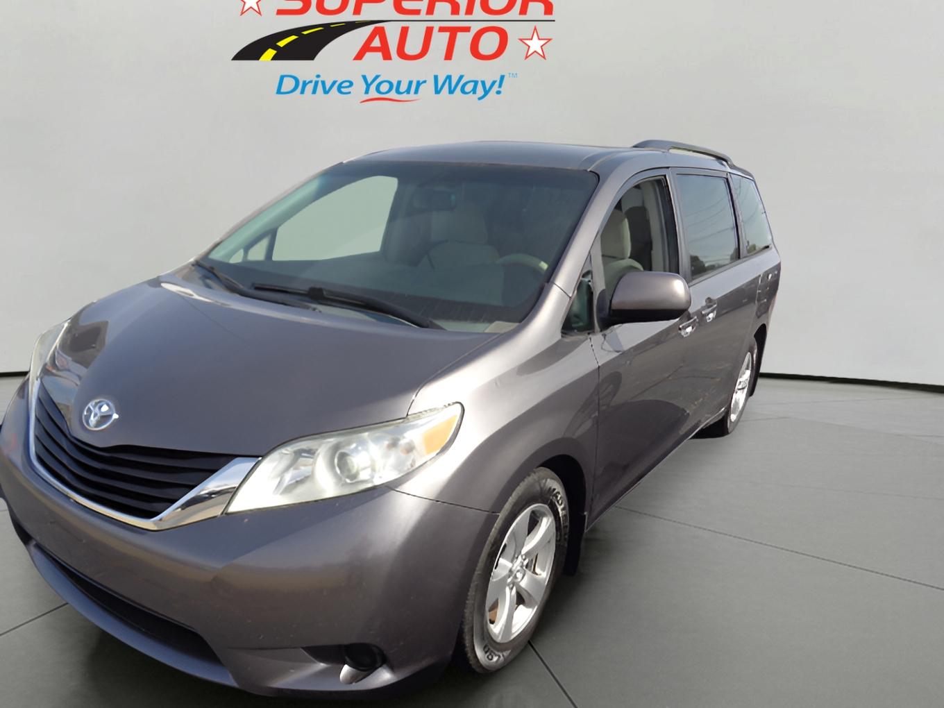 2014 Toyota Sienna LE's photo