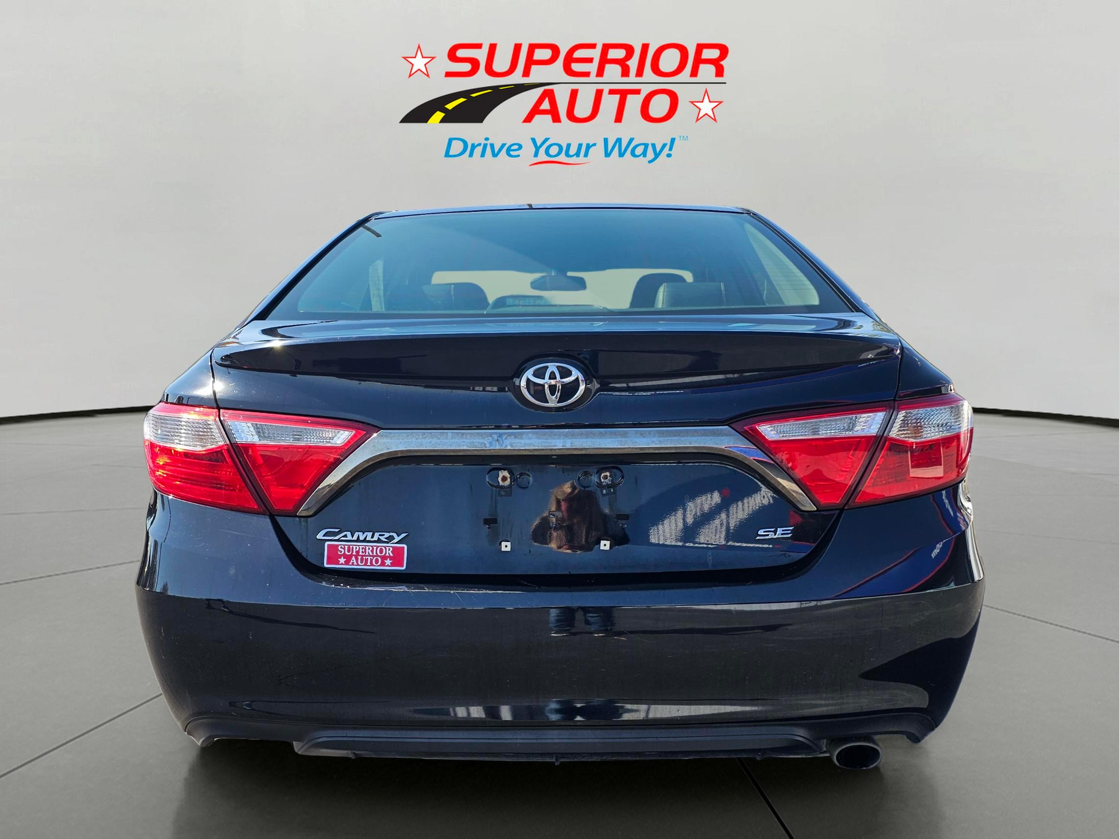 2017 Toyota Camry SE photo 4