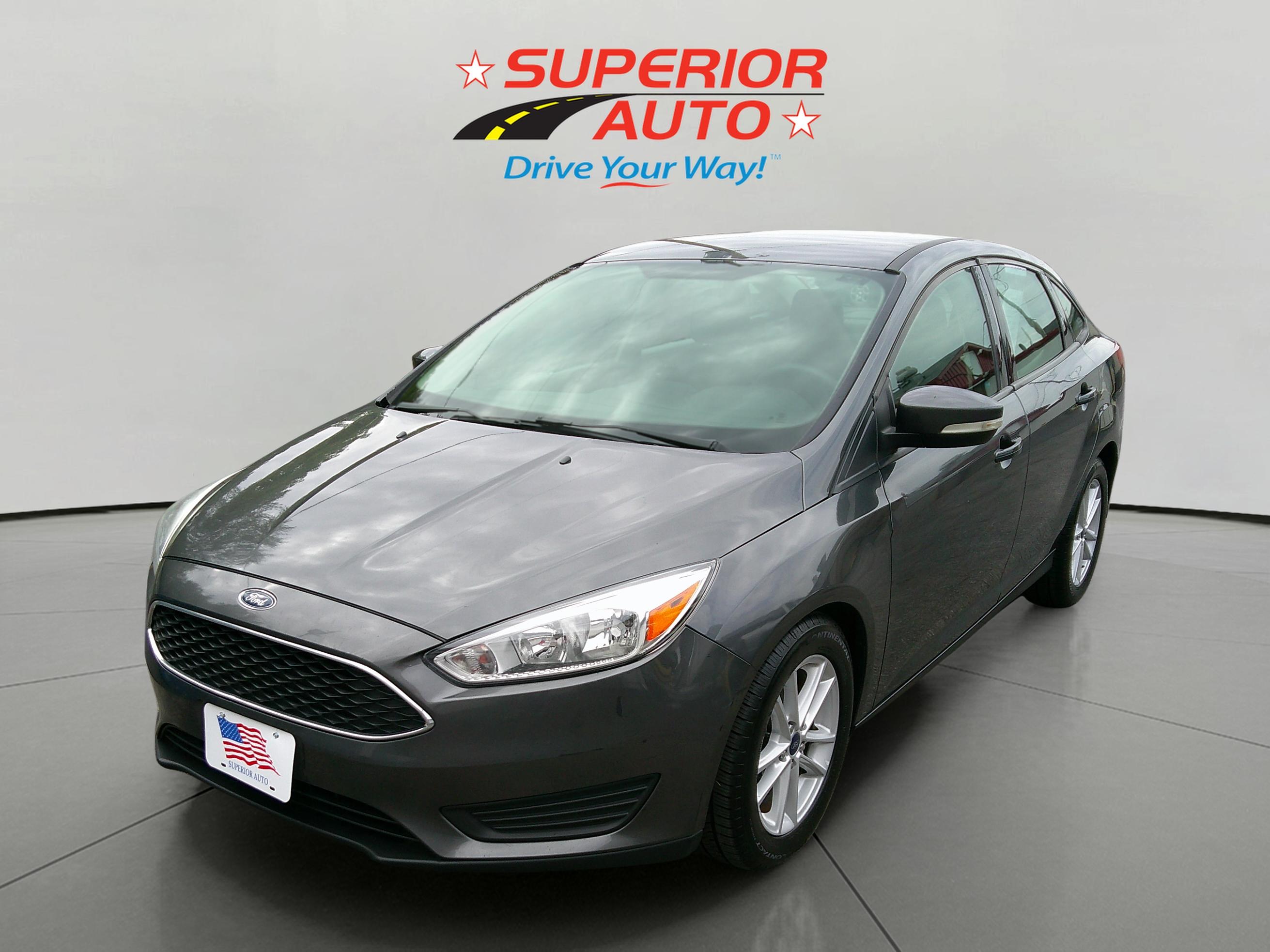 2017 Ford Focus SE's photo