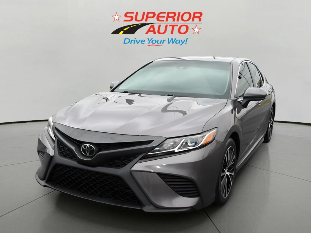 2018 Toyota Camry SE's photo