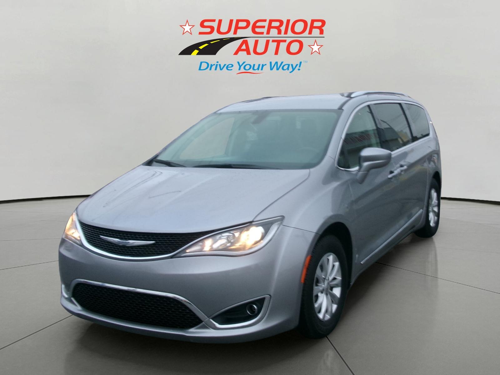 2018 Chrysler Pacifica Touring L's photo