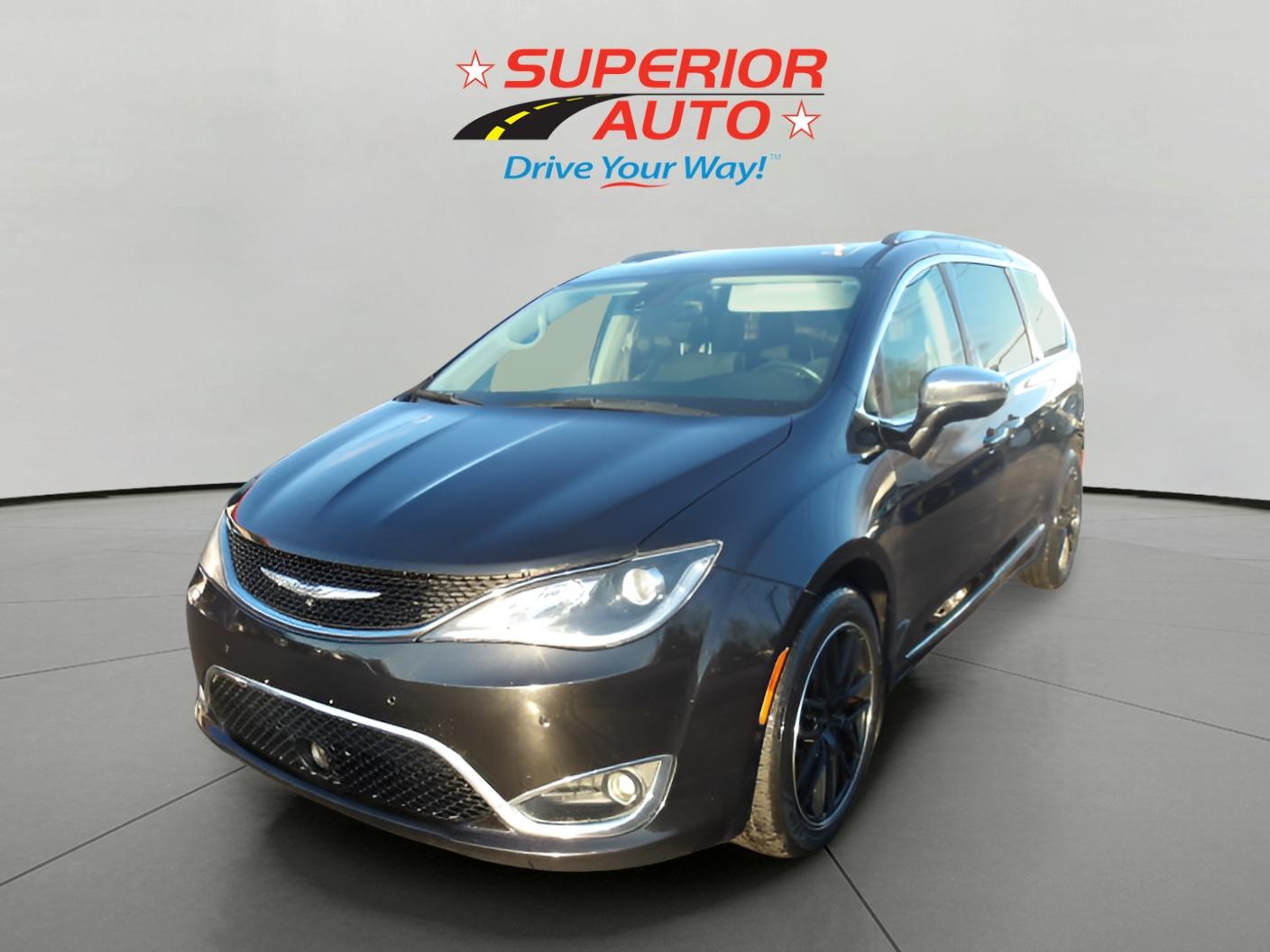 2017 Chrysler Pacifica Limited's photo