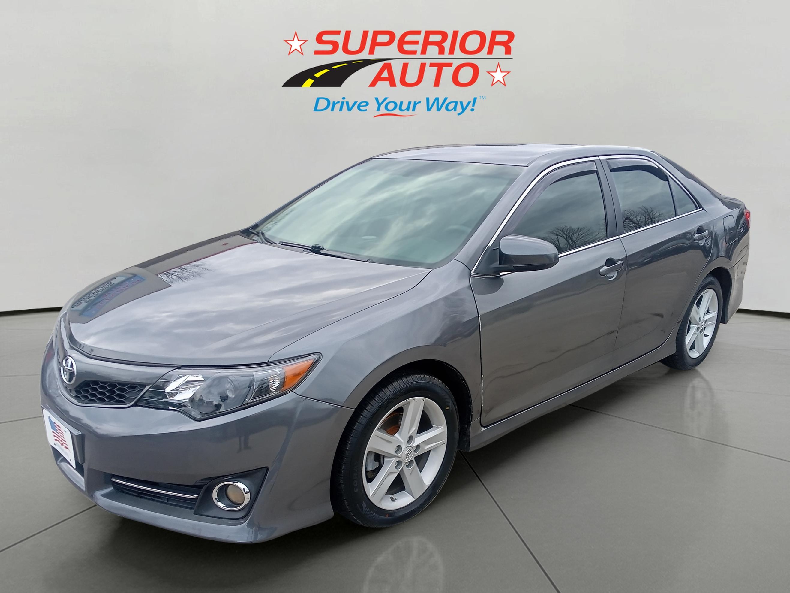 2014 Toyota Camry SE's photo