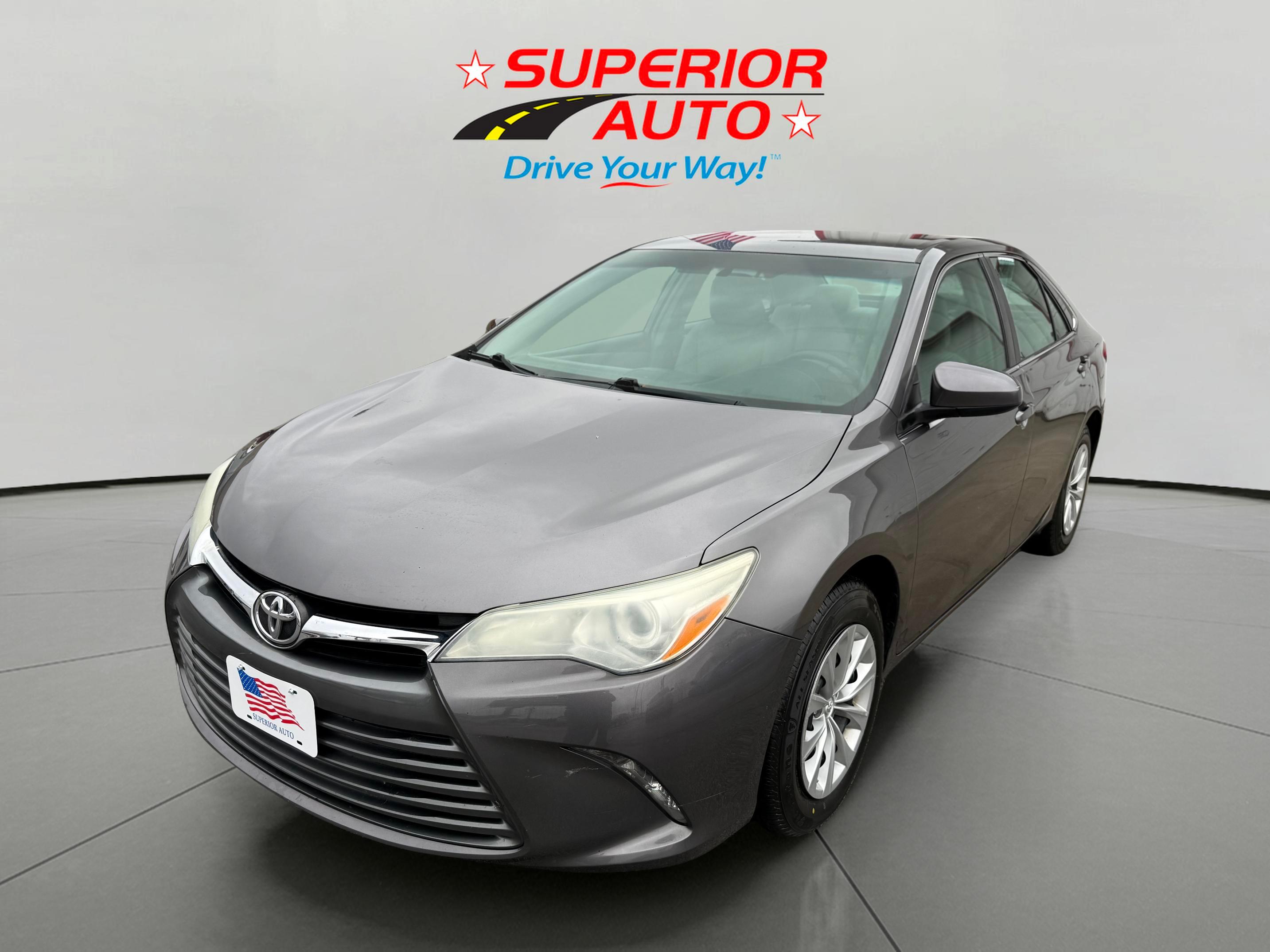 2015 Toyota Camry LE's photo